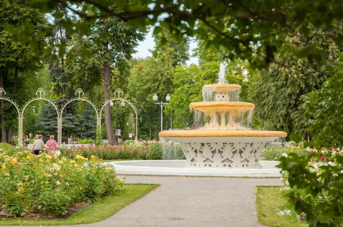 Ажурный фонтан в розарии Парка Горького