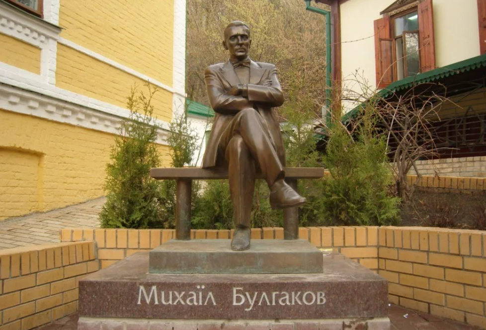 Памятник Михаилу Булгакову